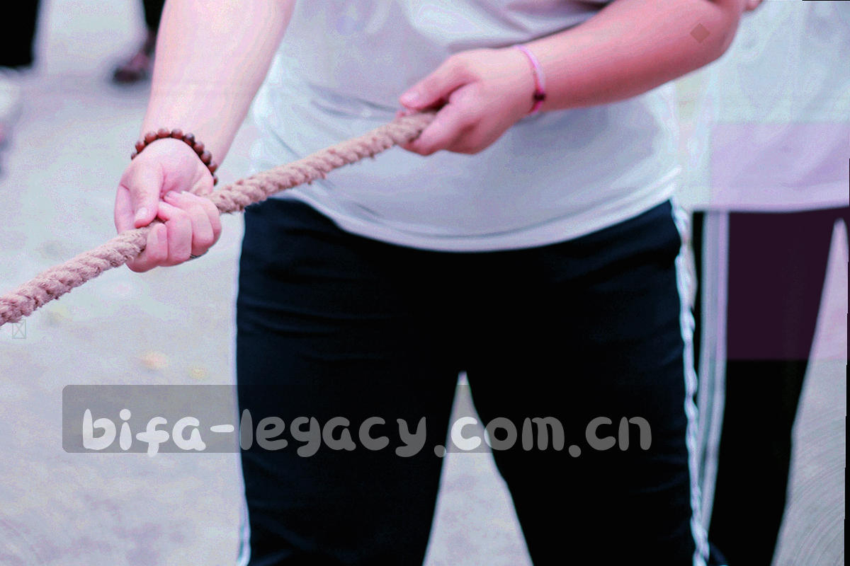 两条平行数据轨道向同一节点汇合的信息图，轨迹为冷灰蓝与橙色